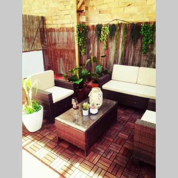 M4 Cool Terrace. 1 min to metro. 15 min to center，位于埃斯普卢加·德·隆布雷格的酒店