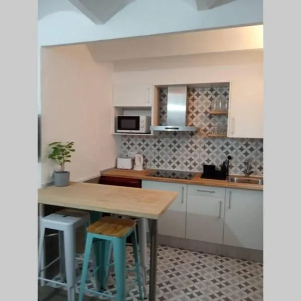 M2 Cool apartment next to metro. 15m to center，位于埃斯普卢加·德·隆布雷格的酒店