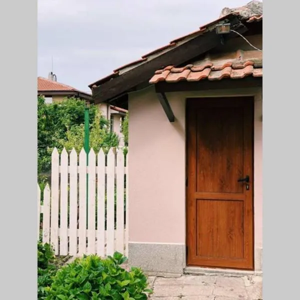 Cute Little House with a White Picket Fence，位于阳光海滩的酒店