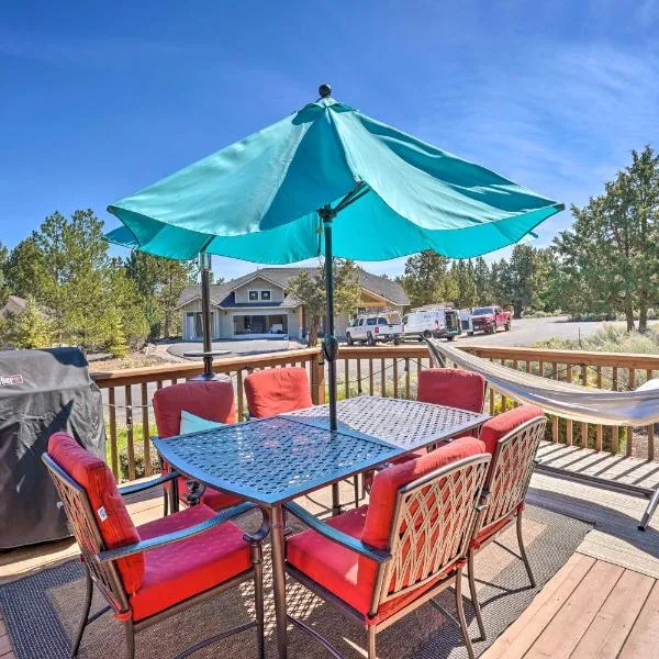 Redmond Resort Townhome w/ Private Hot Tub，位于雷德蒙德的酒店