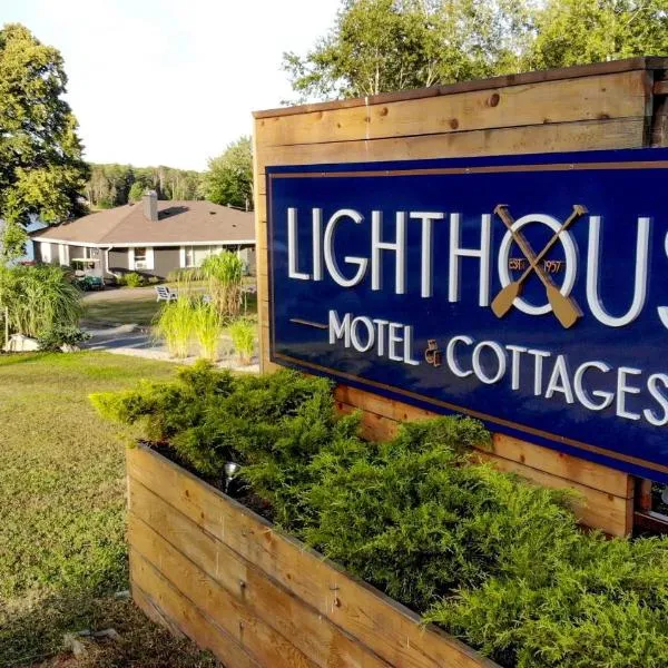 Lighthouse Motel and Cottages，位于Petite Rivière Bridge的酒店