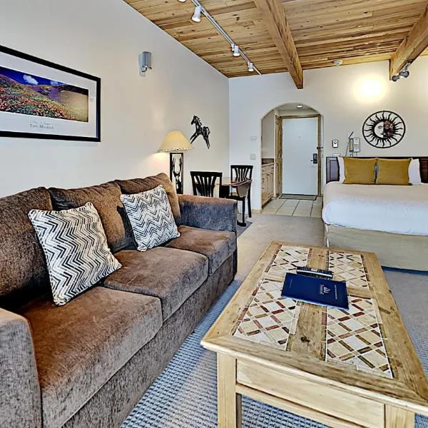 Timberline Condominiums Studio Deluxe Unit 215，位于斯诺马斯村的酒店