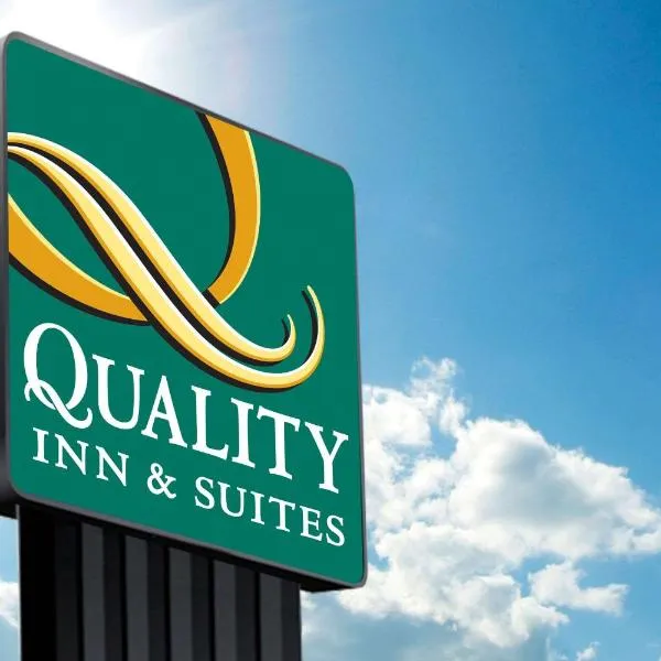 Quality Inn & Suites Wilsonville，位于Ladd Hill的酒店