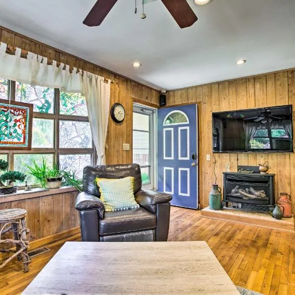 Charming Hampton Bays Home 5 Mi to Cooper’s Beach，位于汉普顿贝斯的酒店