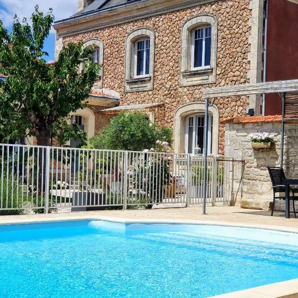 La Villa des Roses Gîte Chambres d'hôtes Piscine chauffée，位于Champagné-les-Marais的酒店