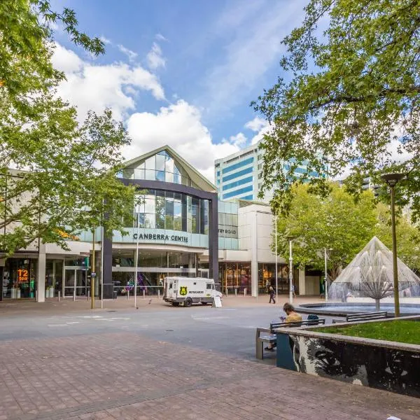 Dana-Spacious Private Room in Shared 2-Bedroom Apartment-1，位于堪培拉的酒店