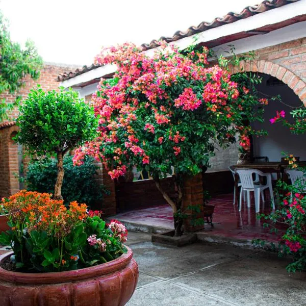 Villa Flores, casa en el centro de Mascota，位于马斯科塔的酒店