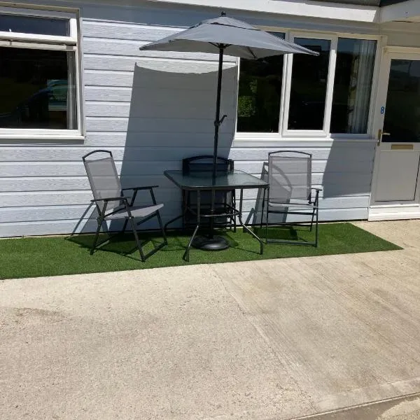 8 Sandy Bottom Sandown Bay Holiday Park, reduced ferry, please contact us，位于南海灵的酒店