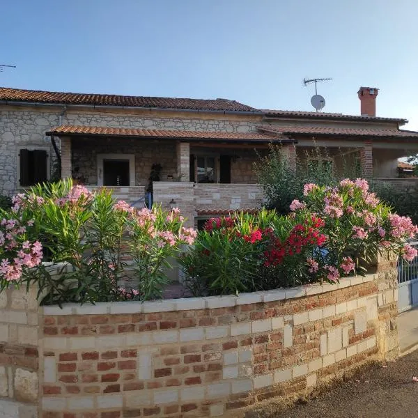 Apartmani Memić 100 m do plaže, APARTMENTS MEMIĆ ONLY 100M FROM BEACH，位于波雷奇的酒店