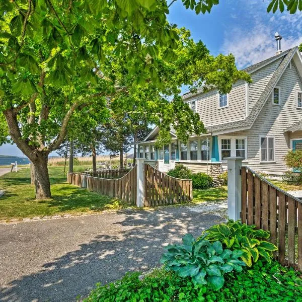 Common Fence Point Cottage with Ocean Views!，位于布里斯托尔的酒店