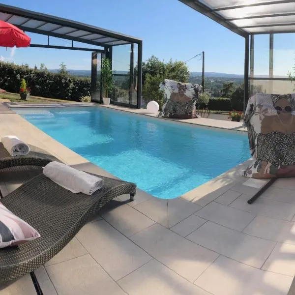 logement avec piscine couverte chauffée d'avril à octobre et spa privatifs, vue，位于Audes的酒店
