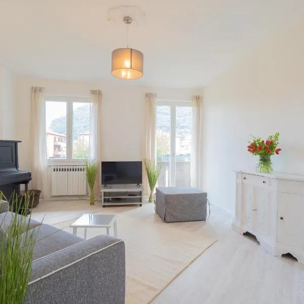 Acqua Chiara Apartment by Rent All Como，位于东戈的酒店