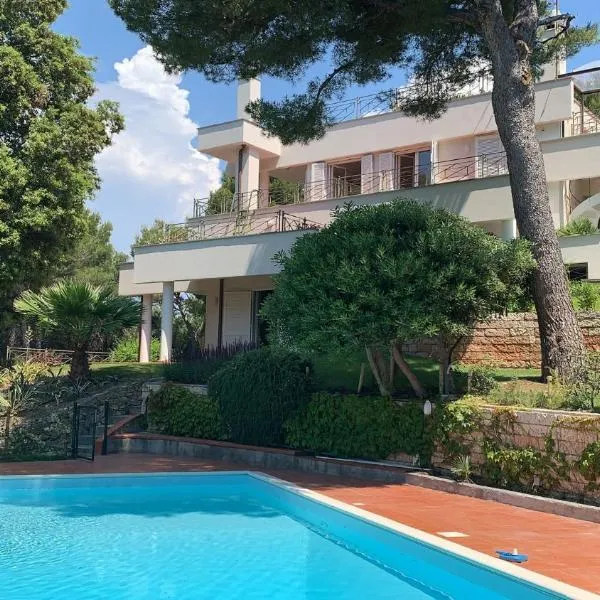 Appartamenti in villa con piscina，位于玛丽安迪安多拉的酒店