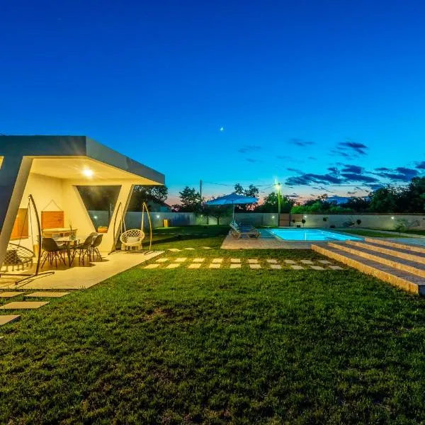 S&I Peaceful Holiday Home With Pool & Jacuzzi，位于伽罗瓦克的酒店