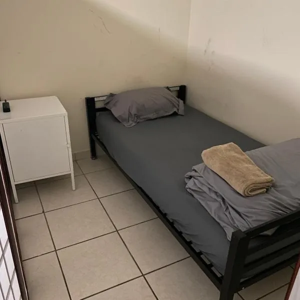 Private Cubicle - Single Bed - Mixed Shared Dorm - MIAMI AIRPORT，位于迈阿密的酒店