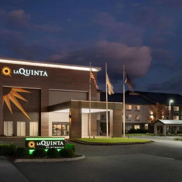 La Quinta Inn & Suites by Wyndham Springfield，位于斯普林菲尔德的酒店