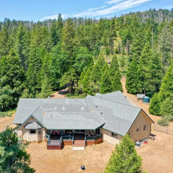 Moonrise Lodge - A Large Vacation Home in Mariposa，位于马里波萨的酒店
