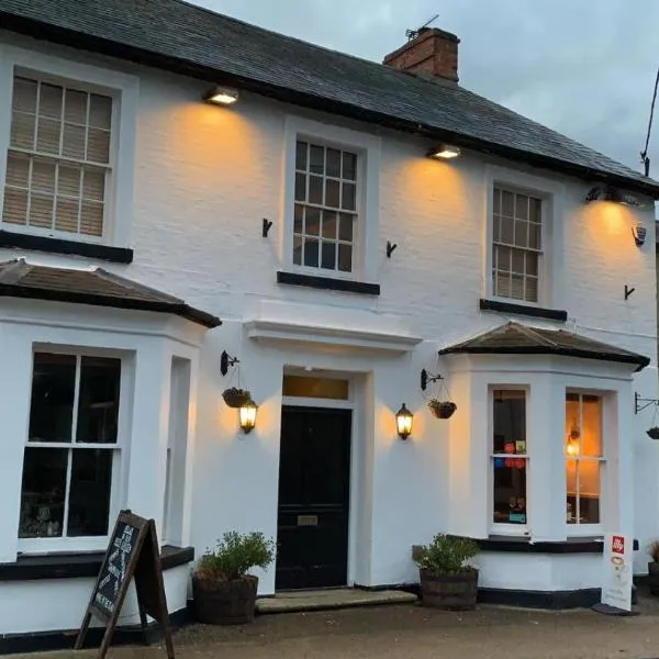 The Fox and Hounds，位于Pattishall的酒店