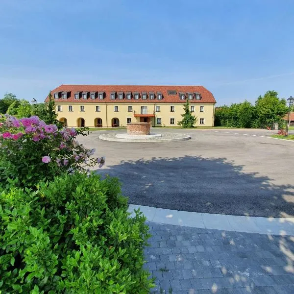 Hotel Dvorac Jurjevec，位于Gladovec Kravarski的酒店