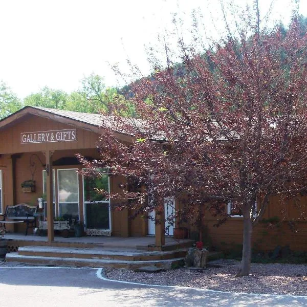 River Falls Lodging -Black Hills, South Dakota，位于温泉城的酒店