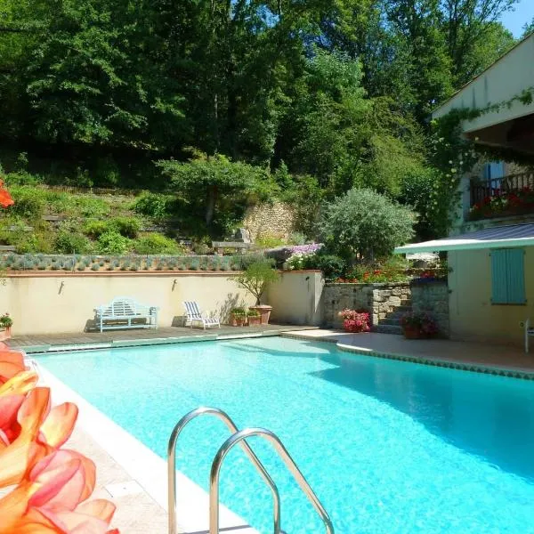 Mille Fleurs a romantic enchanting renovated luxury Bastide with shared pool，位于Saint-Salvy-de-la-Balme的酒店