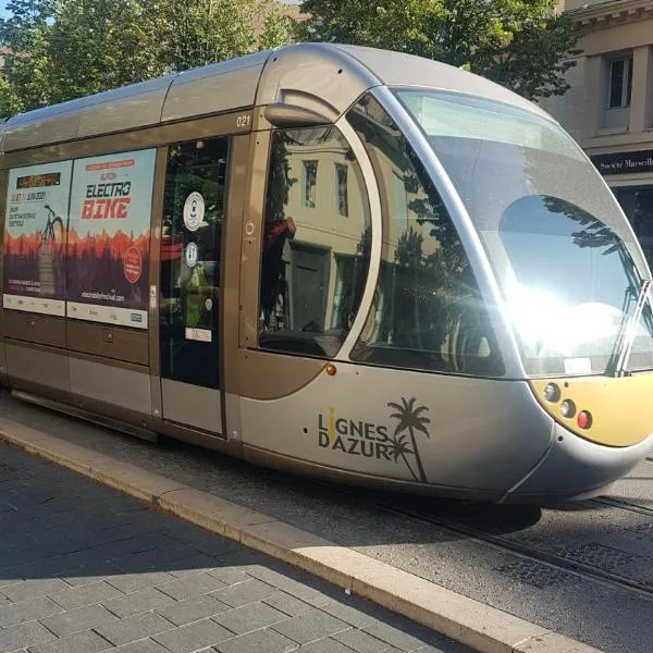 NEW CHEAP PRIVATE ROOM, KITCHEN , OVERWIEUW sea,TRAM on spot, 12 minutes from nice train station with tram , beach in 17 min tram , CHAMBRE PRIVÉE pas cher, cuisine équipée , tram sur place, APERÇU mer, 12 min de la gare de Nice avec le tram, 17 min plage，位于尼斯的酒店