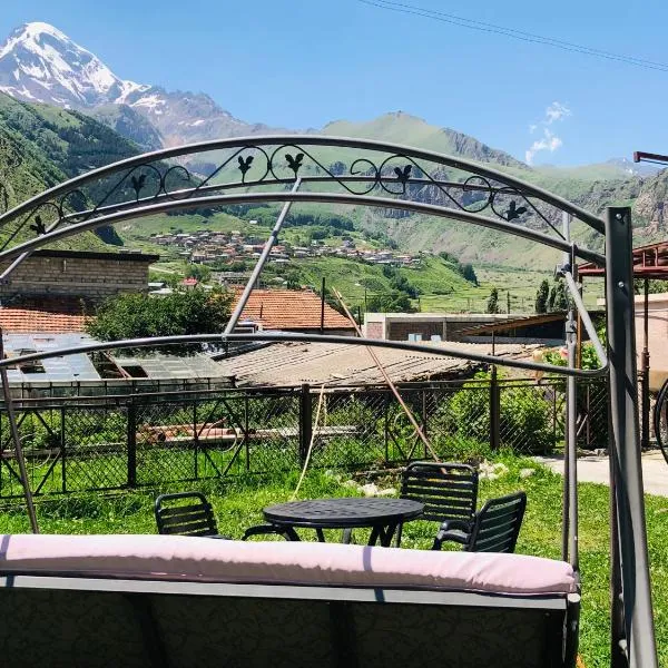 Guest house chavchavadze N23，位于卡兹贝吉的酒店