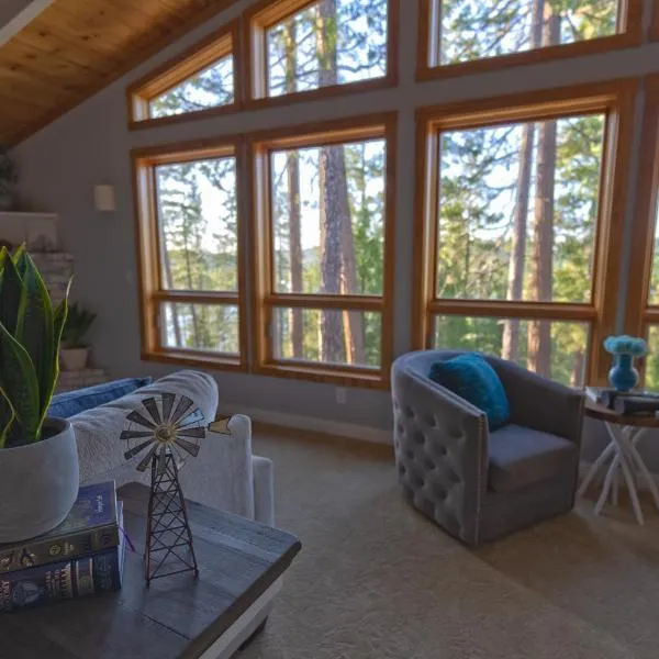 Cozy mountain retreat with lake views near Yosemite，位于格罗夫兰的酒店