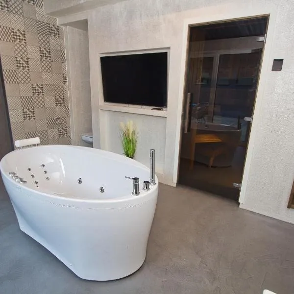 Casa Monkey Pärnu with sauna and terrace，位于派尔努的酒店