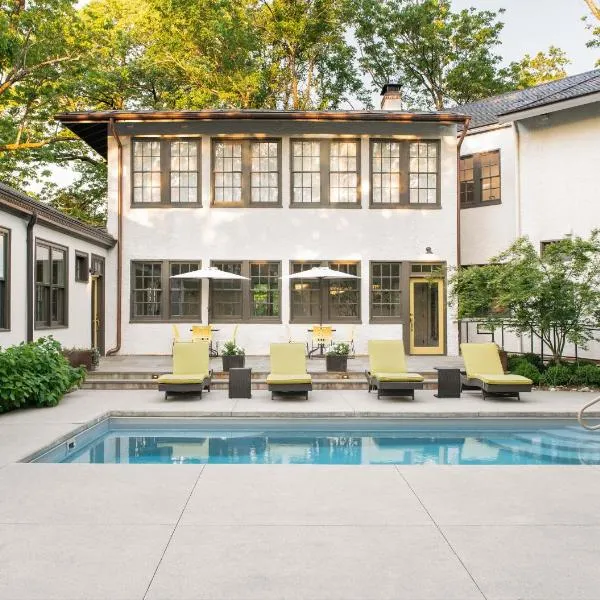 Oakhurst Inn at the University，位于夏洛茨维尔的酒店