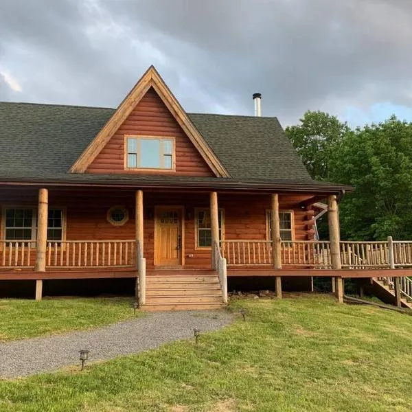 Spacious luxurious log cabin near Cooperstown NY，位于West Davenport的酒店
