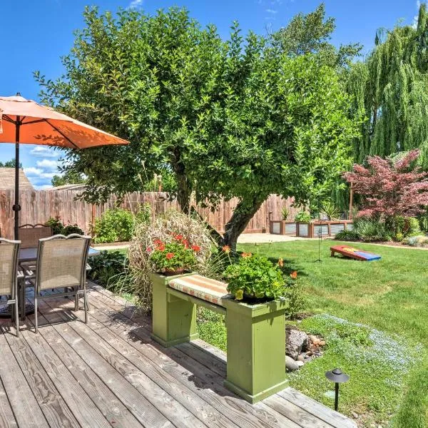 Central Medford Family Retreat with Large Yard!，位于梅德福的酒店