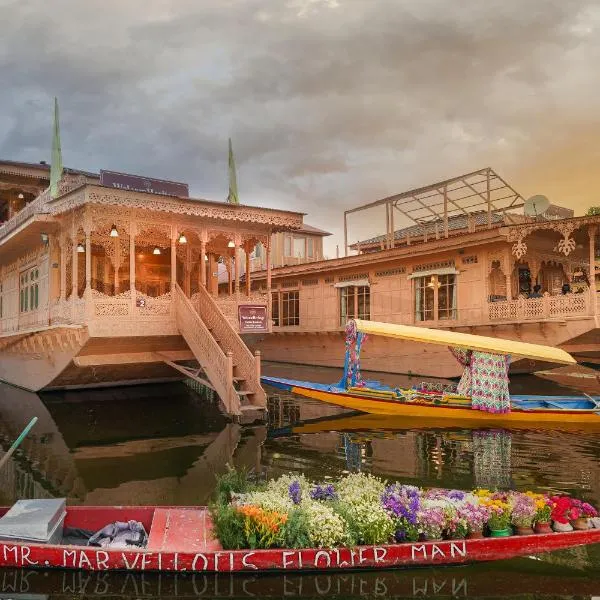 WelcomHeritage Gurkha Houseboats，位于Srīnagar的酒店