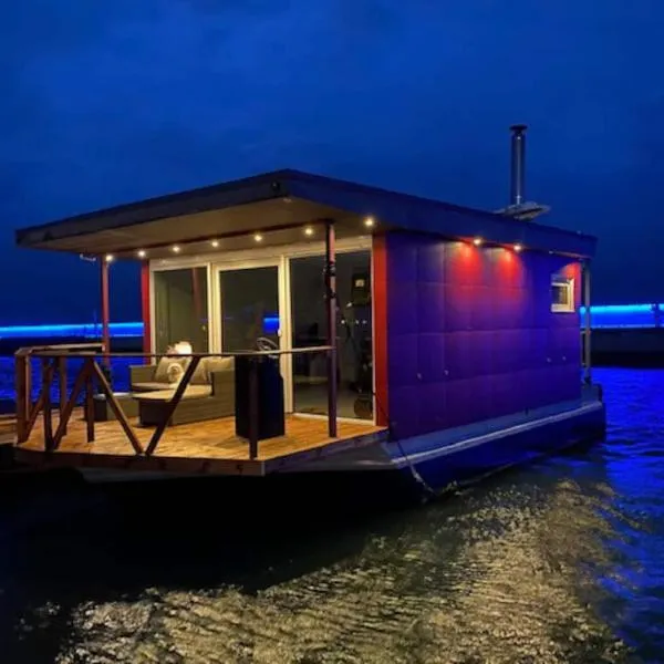 Cozy Floating house with sauna，位于Sõrve的酒店