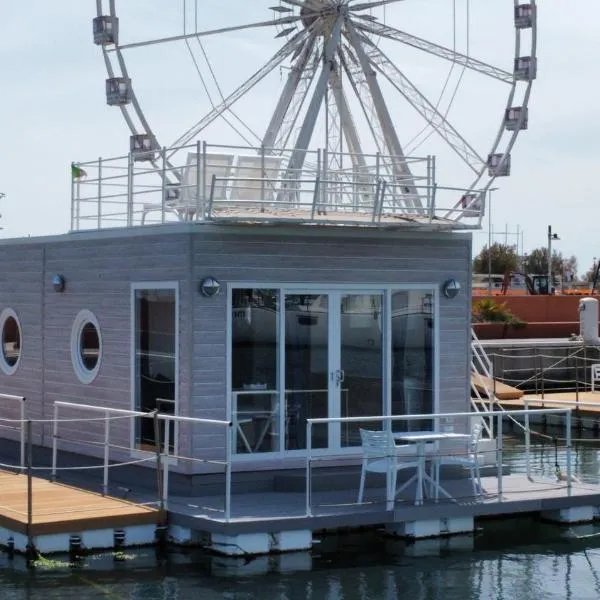 House Boat Rimini Resort，位于里米尼的酒店