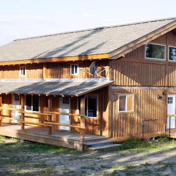 Red Cariboo Apartments,位于Anahim Lake的酒店
