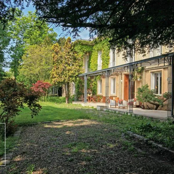 Villa Art Déco-Spa Perret-Havre de Paix dans Le Vexin-3Ha à 3Km de Giverny-B&B-Soyez nos seuls Hôtes-Séjour Familial ou entre Amis-Billard-Ping Pong-Aire de Jeux-Piscine en Été-En Option Bar-Dîner-Jacuzzi-Sauna-Fitness-Hamman-Promo 2Nuits 1H Spa Offerte !，位于吉维尼的酒店