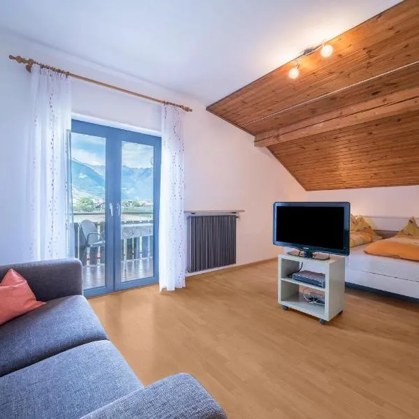 Apartment Tschigat Leilichhof，位于Lana di Sotto的酒店