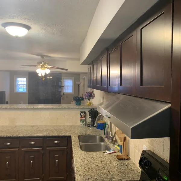 6 Bedroom house 15 minutes from iah airport.，位于休斯顿的酒店