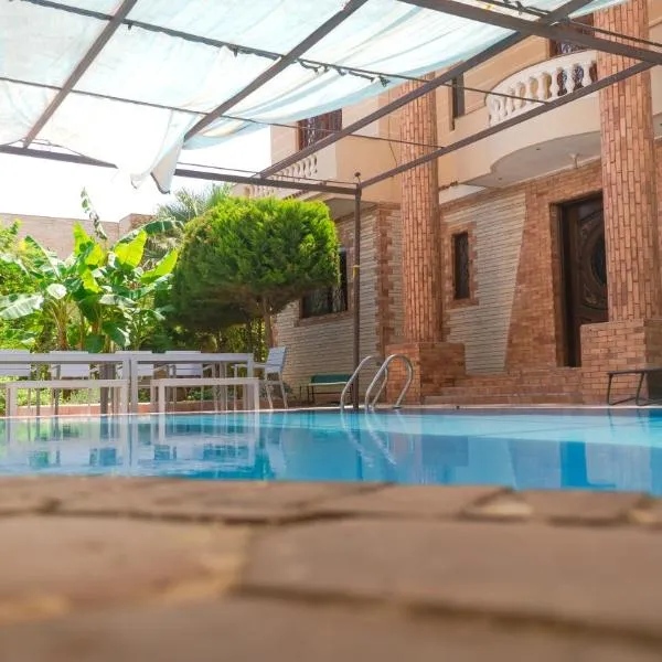 4 Bedroom superior family villa with private pool, 5 min from beach Abu Talat，位于Qaryat Shākūsh的酒店