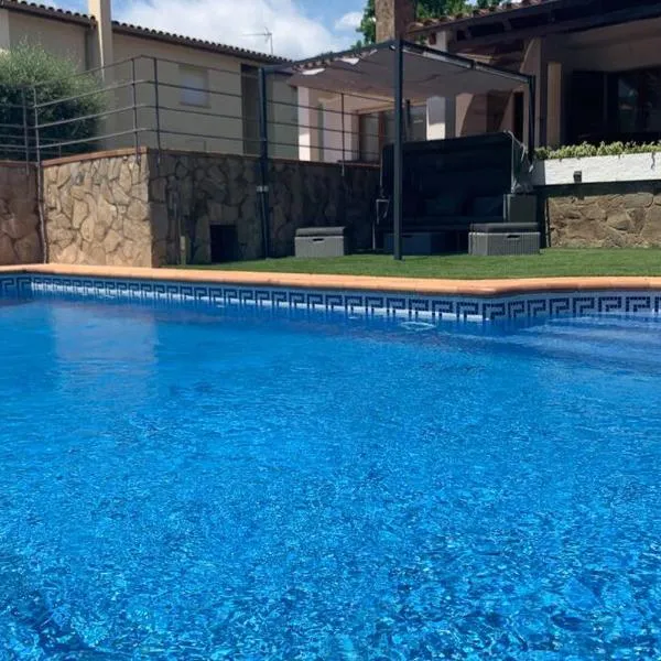 Casa con piscina en la Costa Brava，位于卡隆赫的酒店