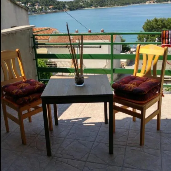 Apartment Josip with beautiful sea view，位于迪斯诺的酒店