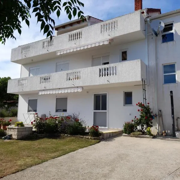Apartmani By the see Božo Benić，位于利缇纳的酒店