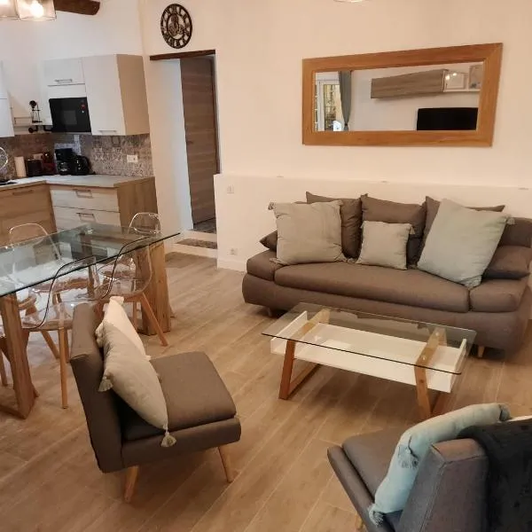Beautiful Old Town flat, near the beach，位于尼斯的酒店
