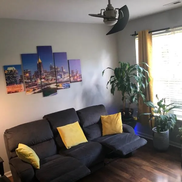 minutes from downtown 3br stylishhome-free parking，位于Knightdale的酒店