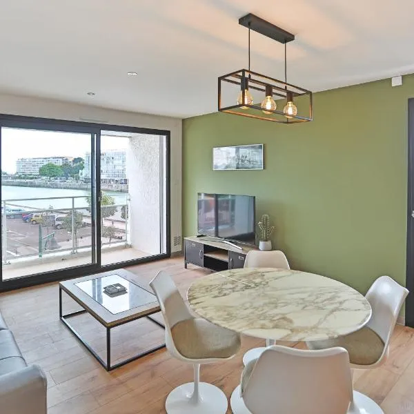 Vue panoramique mer et chenal même de la chambre 50m2 refait à neuf situation idéale en option garage fermé privé，位于莱萨布勒-多洛讷的酒店