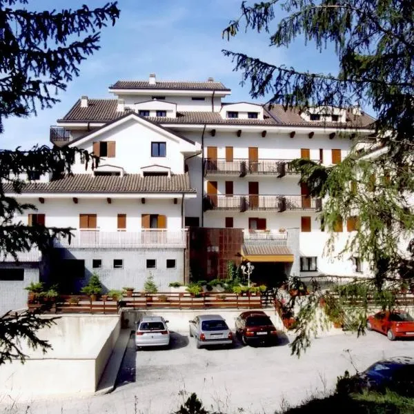 阿尔罗切大酒店，位于罗卡迪梅佐的酒店