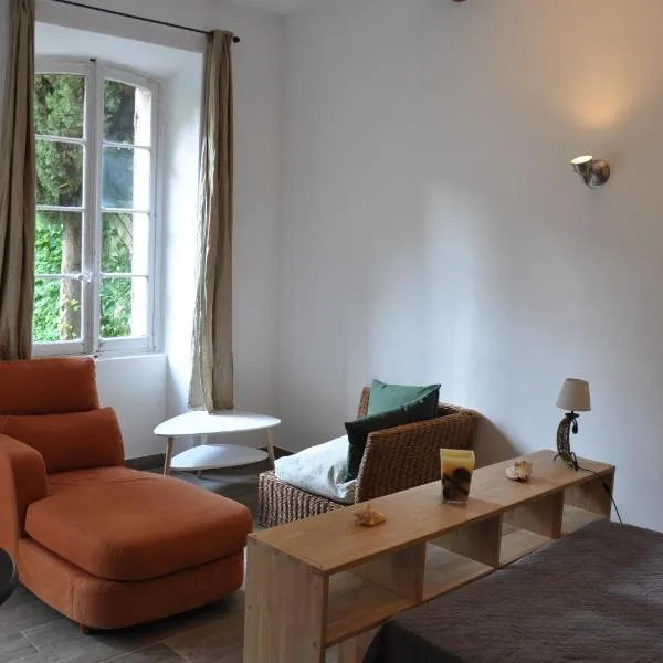 location studio meublé avec jardin，位于索尔格的酒店