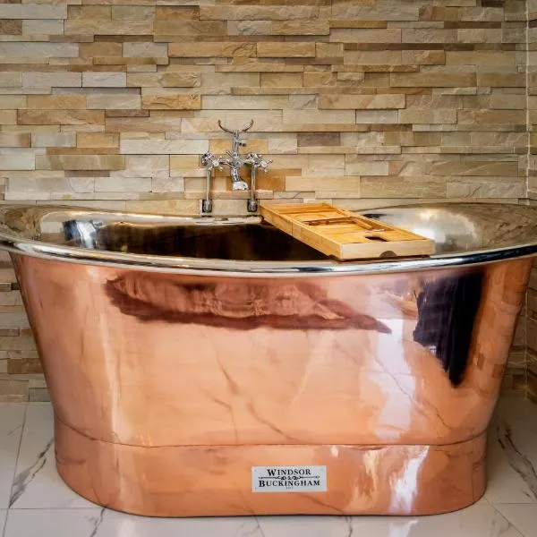 Relax in Super Size Copper Tub - 2 bedroom villa，位于因弗内斯的酒店