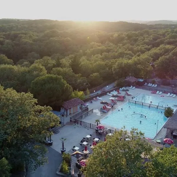 Camping les Reflets du Quercy，位于Goujounac的酒店